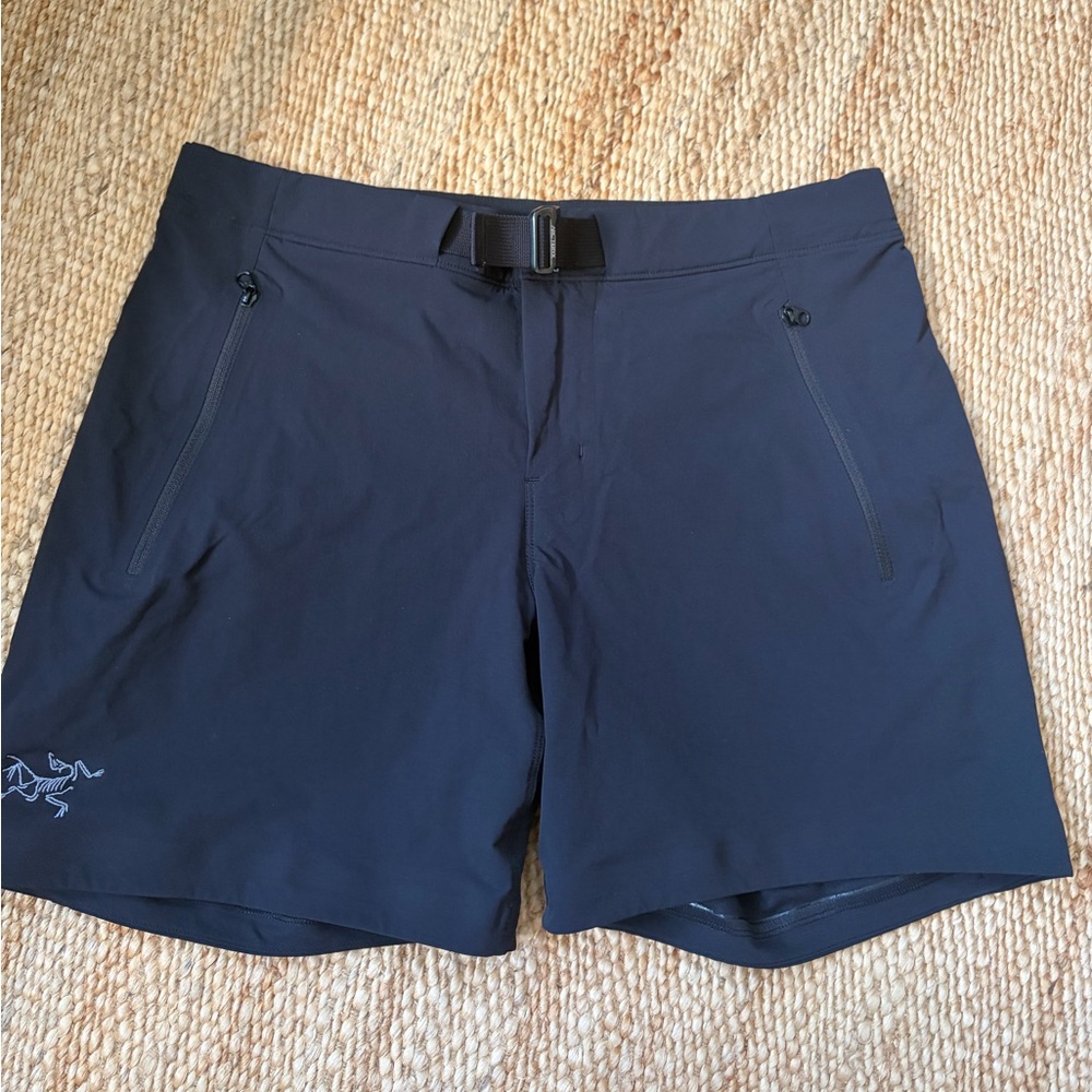 Arc’teryx Gamma LT Short 6” in Black - Picture 2 of 6